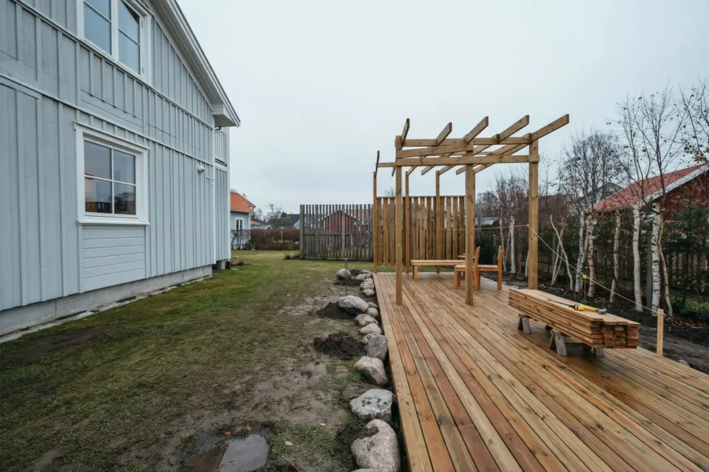 planera uteplats med pergola och staket i furu